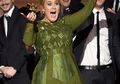 Adele Patahin Piala Grammy Jadi Dua Bagian dan Kasih ke Beyonce. Kenapa ya?