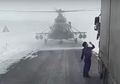 Helikopter Militer Ini Nyasar dan Mendarat di Jalan Raya Buat Nanya Arah, Nggak Punya GPS Kali ya?