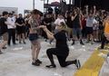 So Sweet, Metal tapi Romantis! Cowok Ini Melamar Pacarnya di Tengah Moshpit