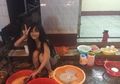 Foto Cewek Cantik yang Lagi Cuci Piring Ini Jadi Viral. Eh, Ada Cerita Sedih Di Baliknya Lho!