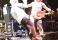 Duh, Ini 5 Momen Rockstar Nendang Penggemar dari Atas Panggung!
