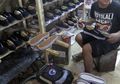 Mengintip Pabrik Sepatu Vans KW di Tangerang.