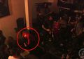 Lah, Nonton Konser Metal, Cowok Ini Malah Tidur Pulas! Zzzz...