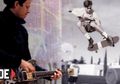 Dari Tom Delonge Sampai Pharrell, 5 Musisi Ini Ternyata Juga Suka Main Skateboard