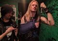 Salut! Vokalis Band Metal Ini Tetap Manggung Setelah Mengalami Kecelakaan Tragis