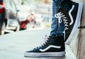 Jangan Asal Pakai, Ini 6 Tips Menghilangkan Bau Sneakers