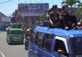 Ada-ada Saja, Tiga Remaja Ini Dihukum Push-up Oleh Polisi Karena Duduk Di Atap Angkot