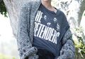 5 Aktris Hollywood Ini Suka Pake Kaos Band, Adem Liatnya!