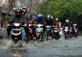 Berkendara di Musim Hujan, Ini dia 5 Hal yang Perlu Kamu Perhatikan
