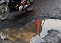 Ini 3 Tips Aman untuk Menghindari Lubang Saat Mengendarai Mobil