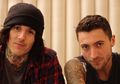 Salut! Oliver Sykes dan Jordan Fish Naik Gunung Kilimanjaro untuk Amal
