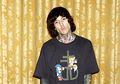 Oliver Sykes Pernah Ngajarin Nenek-nenek Nge-Scream, Lihat Videonya di Sini!