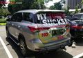 Waduh! Foto Toyota Fortuner Ini Viral karena Penuh Stiker yang…..