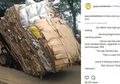 Video Unik! Ini Penampakan Mobil Pengangkut Barang yang Terbalik