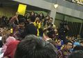 Ketua BEM UI Acungkan "Kartu Kuning" Ke Jokowi Sebagai Peringatan Atas 3 Masalah Negara Ini