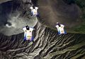 Aksi Skydiving di Gunung Bromo ini Keren Banget! Wajib Tonton!