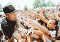 Mulai dari Mandi Keringat Hingga Ketemu Cewek Penggemar Berat Neck Deep