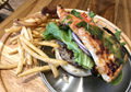 Lupakan Rendang Crispy, di Jepang Ada Pizza Burger yang Benar-benar Pizza Digabungin dengan Burger