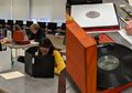 Pelajar Ini Bawa Turntable Saat Ujian Fisika dan Hasil Tesnya Bagus! Tebak Lagu Apa Yang Ia Dengerin?