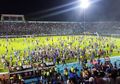 Pertandingan Persib vs Arema Berakhir Ricuh Antar Suporter, Ini Kronologinya