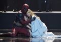 3 Momen Kocak Deadpool Di Video Klip "Ashes"-nya Celine Dion