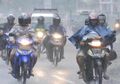 Berkendara Aman Saat Melibas Hujan
