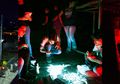Semarak Lampu Paprika Warna-Warni Hiasi Area Depan Rumah