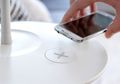 Meja Ini Bisa charge Smartphone Tanpa Kabel