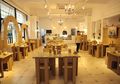 Unik! Furnitur dan Perlengkapan Makan Restoran Ini dari Karton