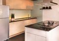 Dapur "Lezat" dengan Krem, Putih, dan Hitam