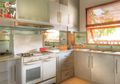 Dapur Terang Beraksen Oranye