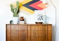 Punya Dinding Kosong? Cek, DIY Membuat Cat Motif Geometri untuk Foyer!