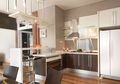 Pantry Elegan dengan Putih dan Parket