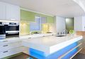 Dapur dengan Lampu Neon yang Unik