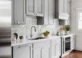 Tidak Sulit Melakukannya, Intip Langkah Mudah Mengganti Pelapis Kabinet di Dapur!