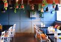 Suka Segala Hal Berbau Natural? Cek Ide Tanaman Gantung di Cafe Bergaya 'British' ini!