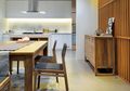 Dinginnya Abu-Abu pada Interior Dapur, Gunakan Tekstur Lantai Seperti Ini Saja, Dijamin Suasana Jadi Hangat!