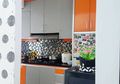 Paduan Orange dan Abu Ceria di Dapur Modern @nenihadiastuti
