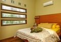 Kamar Tidur Cantik Berjendela Kaca Patri