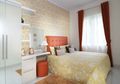 Kompaknya Permainan Warna dan Corak di Kamar Utama