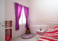 Tirai dan Wallcover, Selalu Berhasil bikin Kamar Cantik