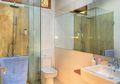 Lapang di Kamar Mandi dengan Kaca