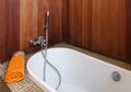 Pasang Kayu di Sekeliling Bathtub