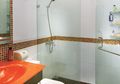 Oranye Ceria di Kamar Mandi