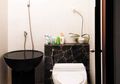 Tempayan jadi Aksen di Kamar Mandi