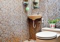 Keramik Anti Licin Di Kamar Mandi