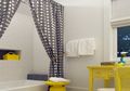Buat Kamar Mandi Atraktif dengan Tirai Bermotif