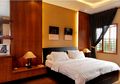 Kamar Cozy dengan Kayu