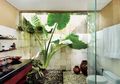 Desain Kamar Mandi yang Menyatu dengan Taman