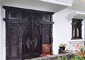 Wibawa Gebyok Hitam di Muka Rumah